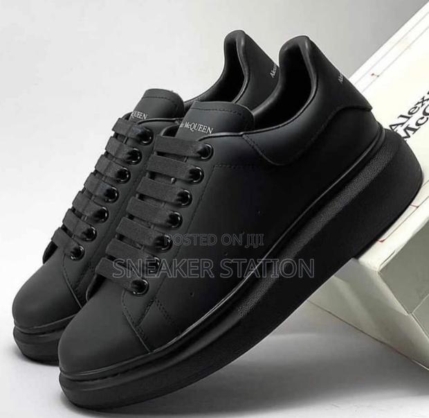 Alexander McQueen All Black Sneaker · Photo 1