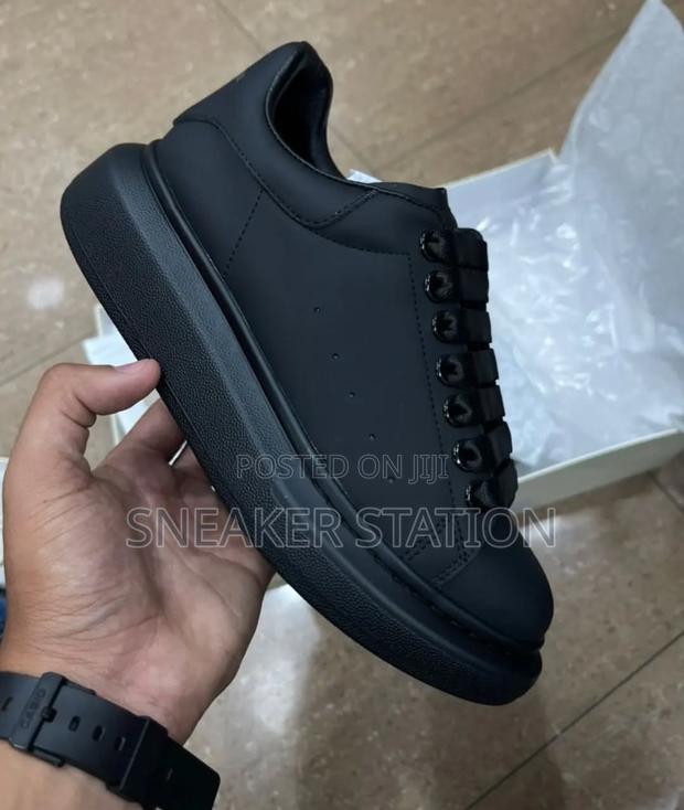 Alexander McQueen All Black Sneaker · Photo 3