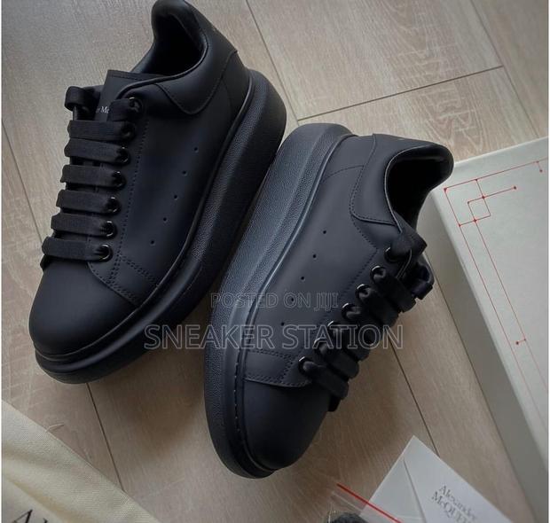 Alexander McQueen All Black Sneaker · Photo 2
