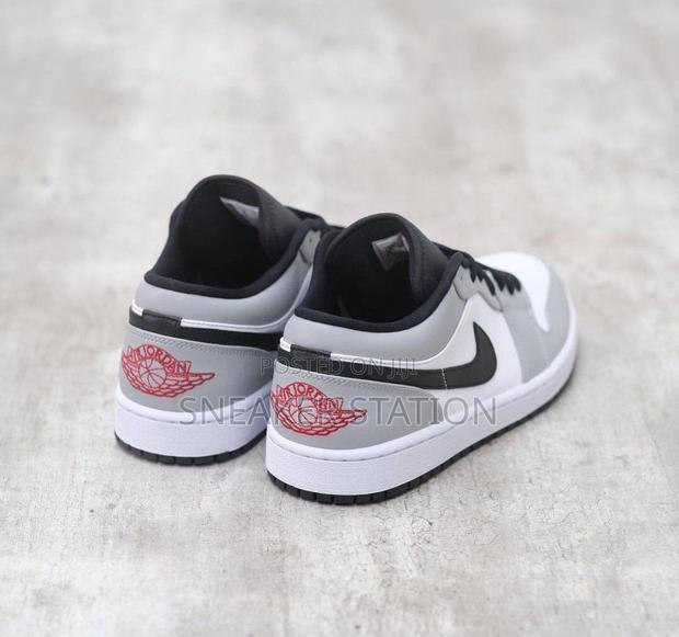 Air Jordan 1 Low Light Smoke Grey · Photo 2
