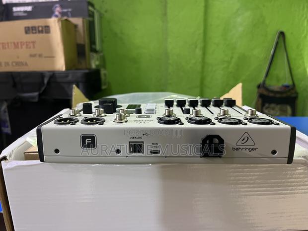 Behringer Flow 8 Mixer · Photo 2