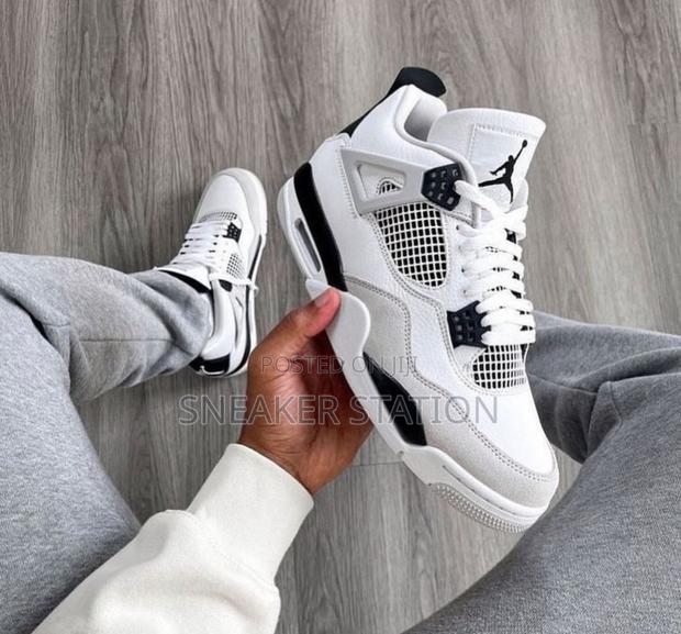 Air Jordan Retro 4 Military Black · Photo 1