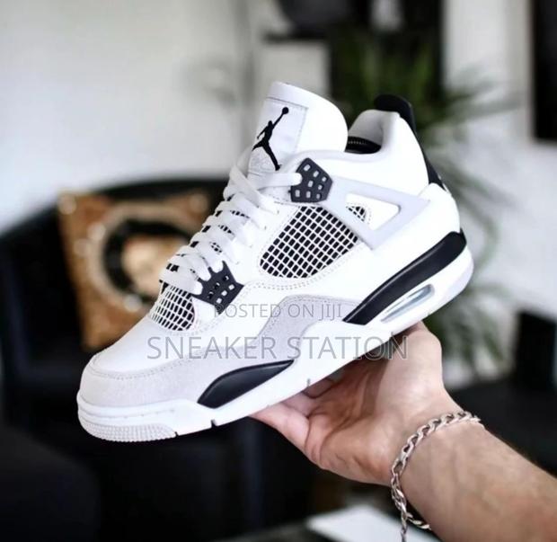 Air Jordan Retro 4 Military Black · Photo 2