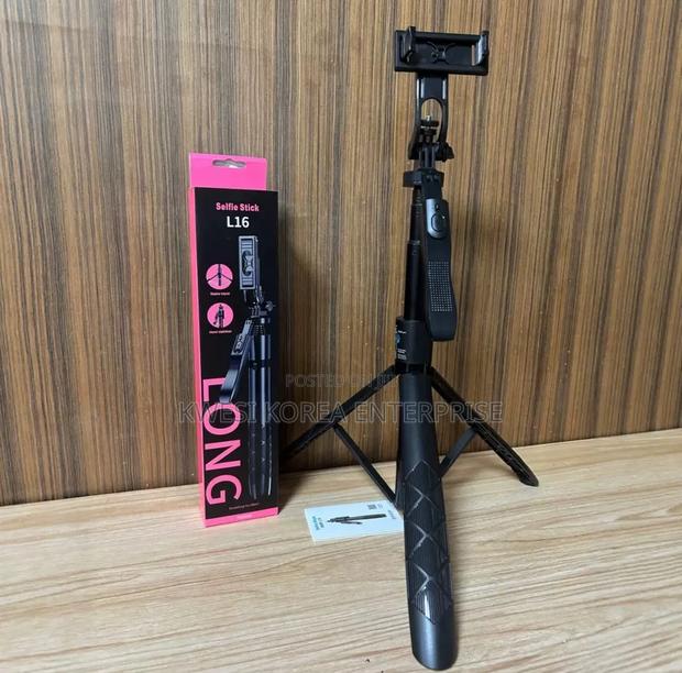 L16 Tripod Stand and Selfie Stick · Photo 1