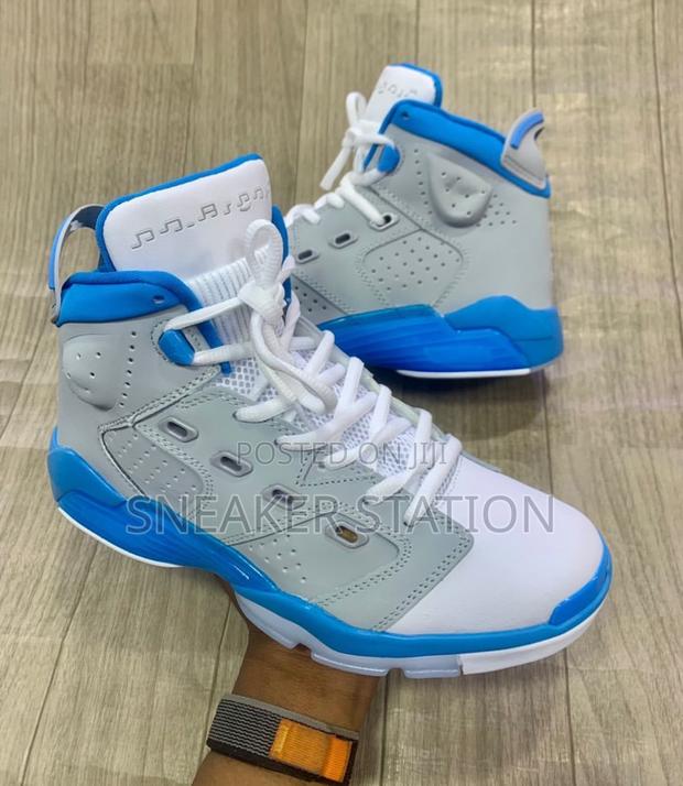Air Jordan Retro 6 University Blue · Photo 1