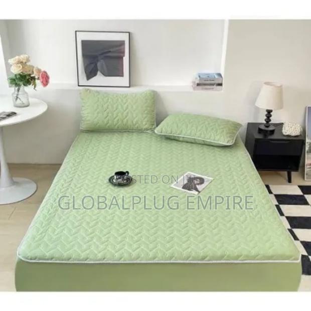 Durable Waterproof Mattress Protector Comfortable Washable · Photo 3