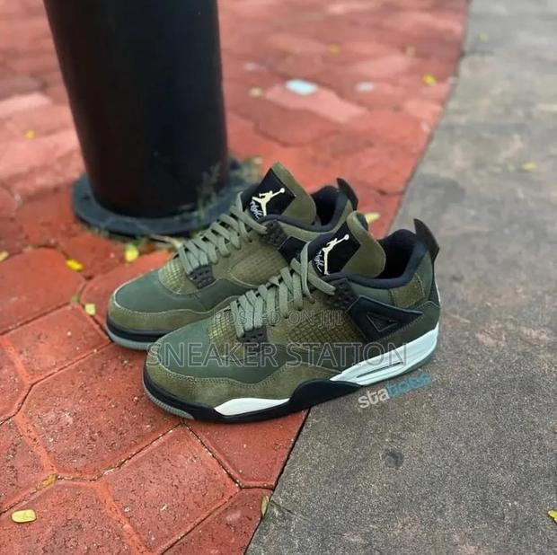 Air Jordan Retro 4 Craft Olive · Photo 2