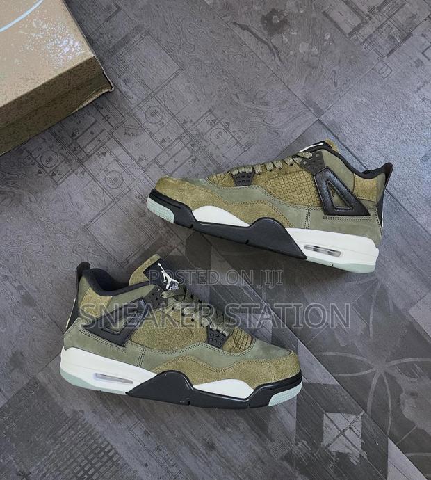 Air Jordan Retro 4 Craft Olive · Photo 1