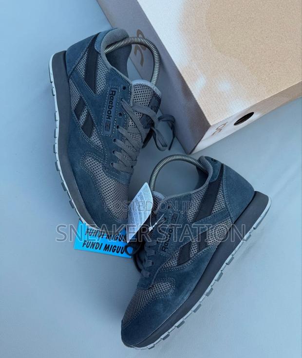 Reebok Classic Sneaker Available · Photo 1