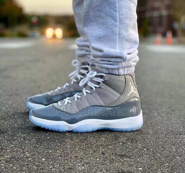 Air Jordan Retro 11 Cool Grey · Photo 3