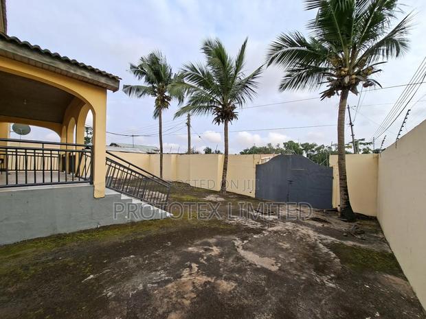7-Bedroom House for Sale · Photo 2