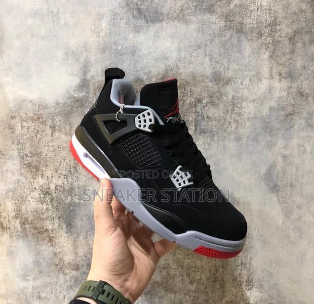 Air Jordan Retro 4 Bred Sneaker · Photo 2