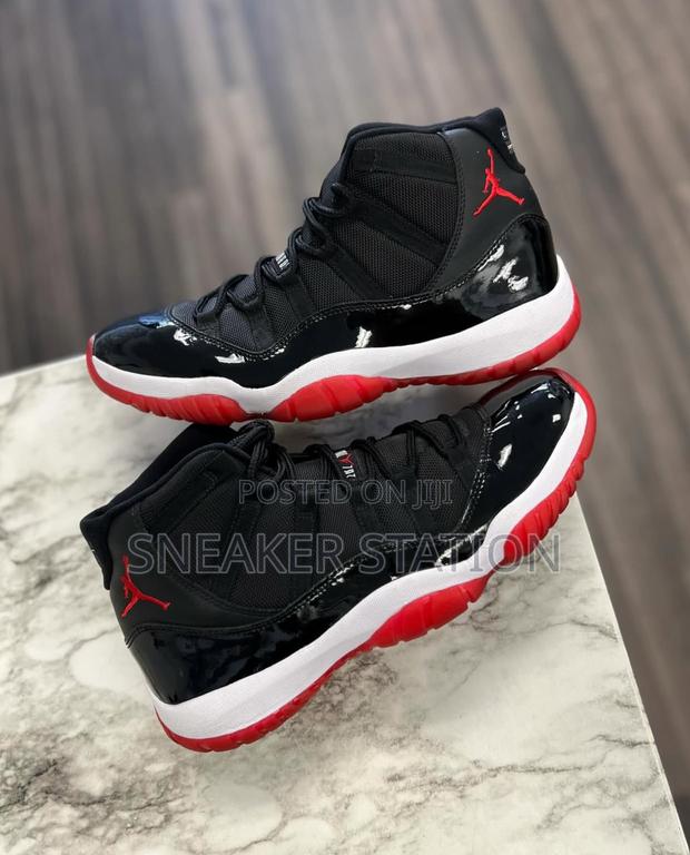Air Jordan Retro 4 Black/Red · Photo 2