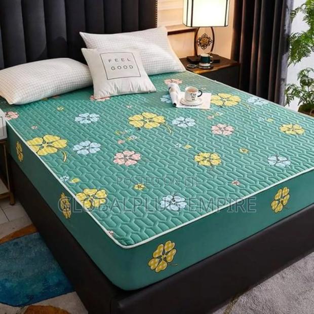 Durable Waterproof Mattress Protector Comfortable Washable · Photo 2