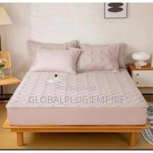 Durable Waterproof Mattress Protector Comfortable Washable · Photo 4
