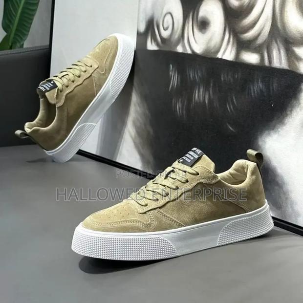 Nwe Trend Fashion Breathable Lightweight Shoe · Photo 1