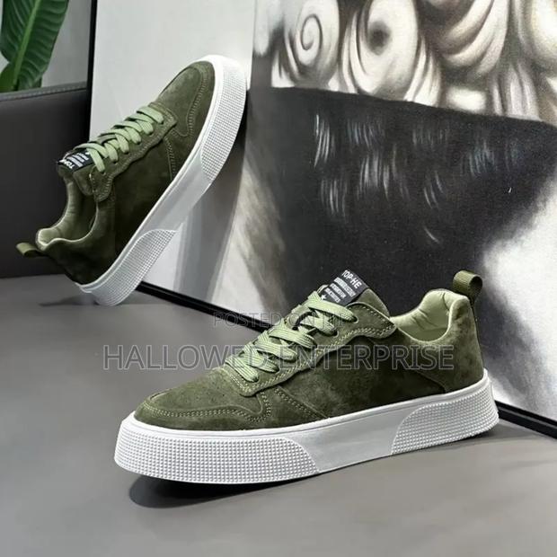 Nwe Trend Fashion Breathable Lightweight Shoe · Photo 3