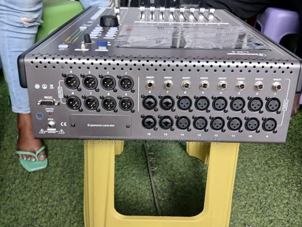 Mackie L-20.8 16 Channels Digital Mixing Console · Photo 4