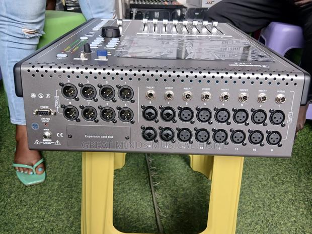 Mackie L-20.8 16 Channels Digital Mixing Console · Photo 6
