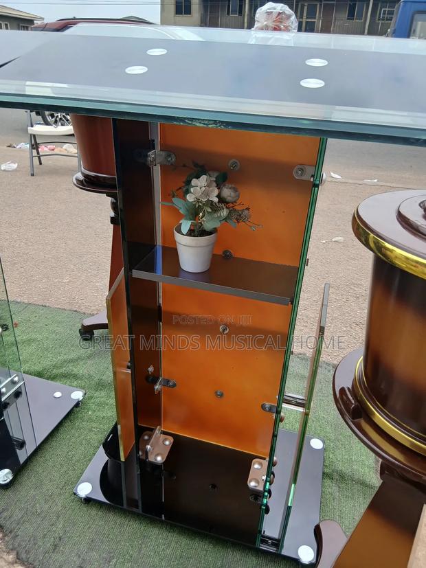 Elegant Glass Pulpit · Photo 4