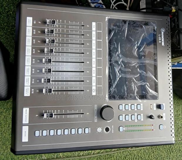 Mackie L-20.8 16 Channels Digital Mixing Console · Photo 2