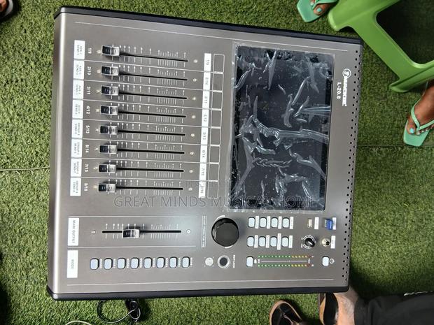 Mackie L-20.8 16 Channels Digital Mixing Console · Photo 3