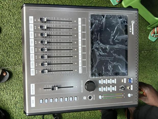 Mackie L-20.8 16 Channels Digital Mixing Console · Photo 1
