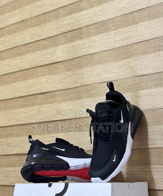 Nike Air Max 270 Black/White · Photo 1