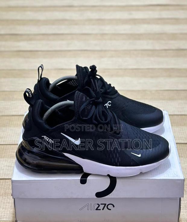Nike Air Max 270 Black/White · Photo 2