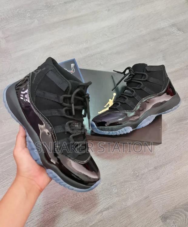 Air Jordan Retro 11 All Black · Photo 1