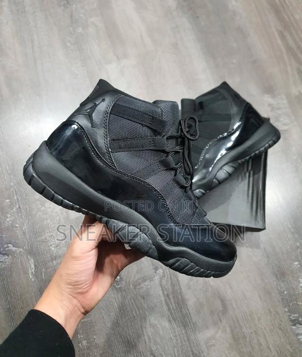 Air Jordan Retro 11 All Black · Photo 2