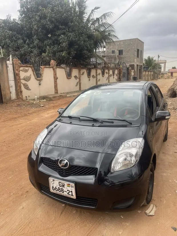 Toyota Vitz 1.3 FWD 5dr 2010 Black · Photo 1