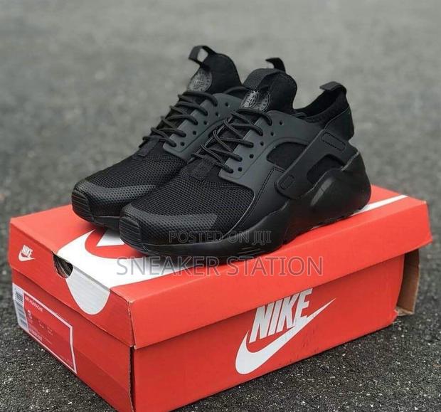 Nike Air Huarache Triple Black · Photo 1