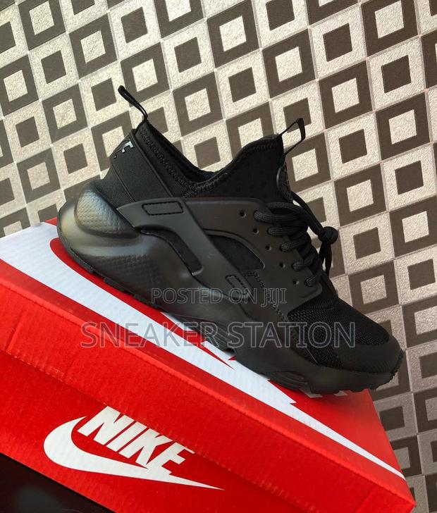 Nike Air Huarache Triple Black · Photo 2