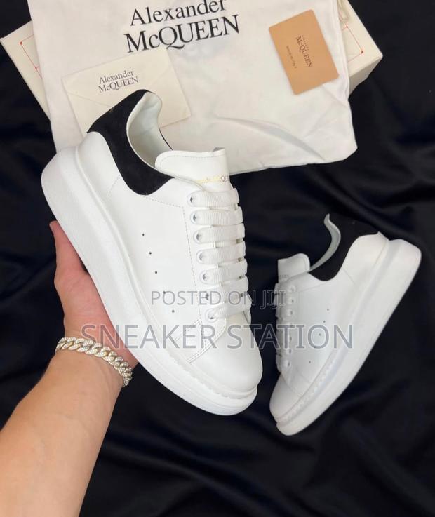 Alexander McQueen White/Black Sneaker · Photo 2