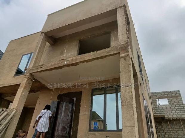 4bdrm Duplex in Kwabenya for sale · Photo 4