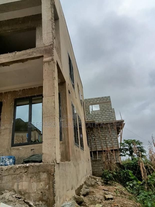 4bdrm Duplex in Kwabenya for sale · Photo 8