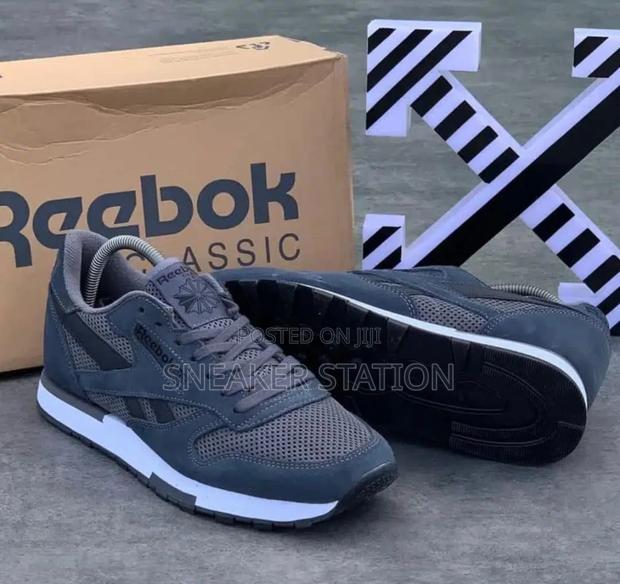 Reebok Classic Sneaker Available · Photo 1