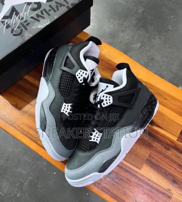 Air Jordan Retro 4 Fear Pack · Photo 1
