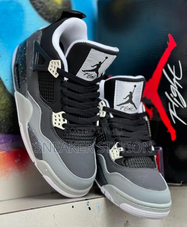 Air Jordan Retro 4 Fear Pack · Photo 2