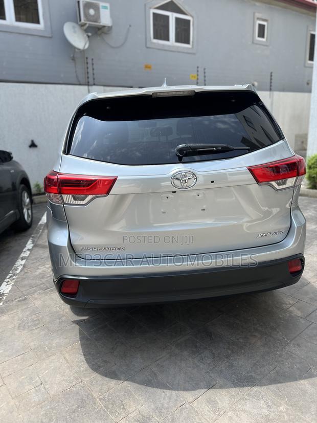 Toyota Highlander XLE 2019 Silver · Photo 7