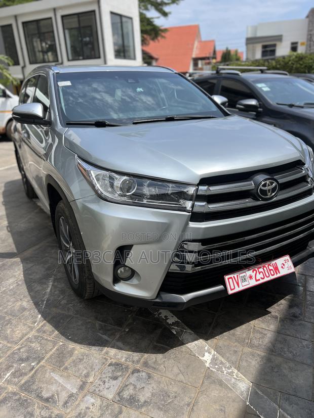 Toyota Highlander XLE 2019 Silver · Photo 2