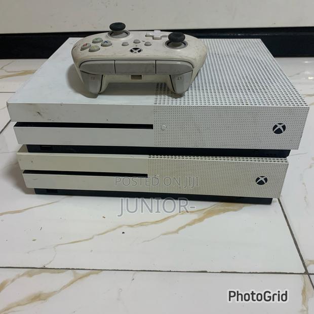 Xboxone S With Games · Photo 1
