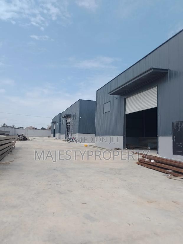 SQM 1000 Warehouse for Rent at Spintex · Photo 2