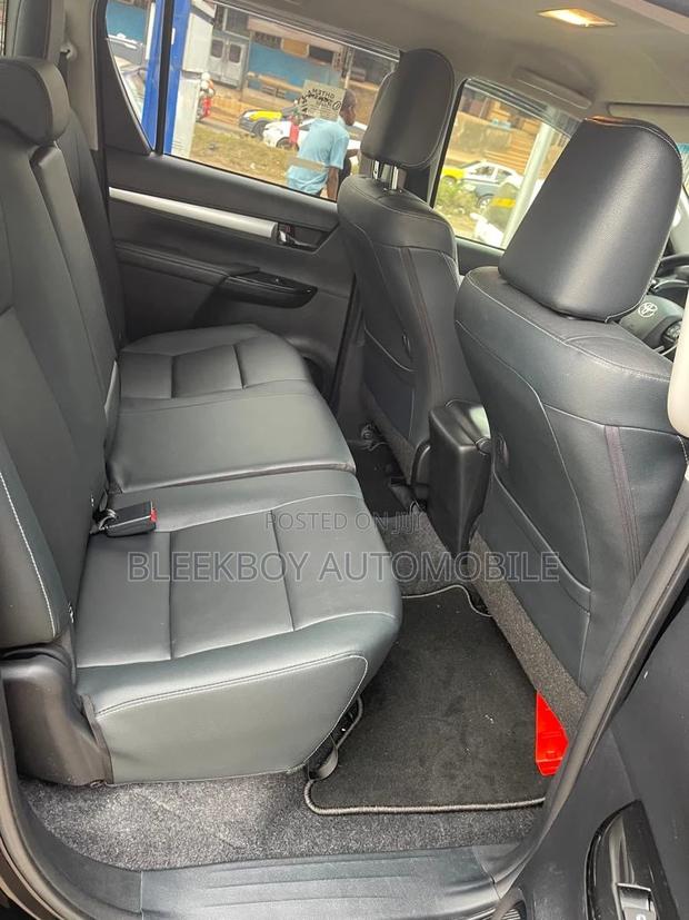 Toyota Hilux 2017 Black · Photo 7