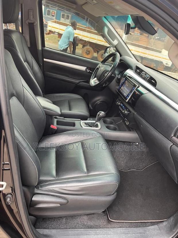Toyota Hilux 2017 Black · Photo 6