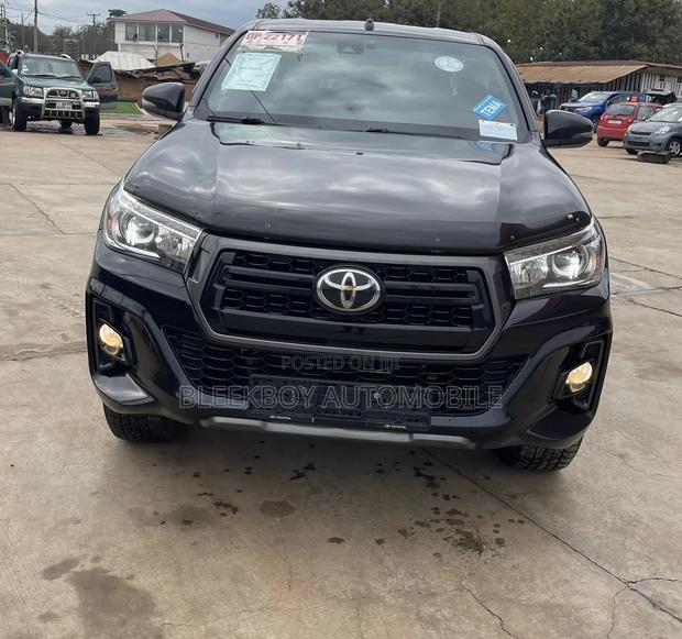 Toyota Hilux 2017 Black · Photo 3