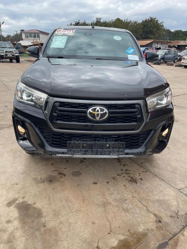 Toyota Hilux 2017 Black · Photo 2