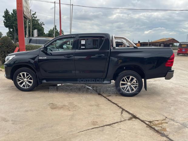 Toyota Hilux 2017 Black · Photo 5