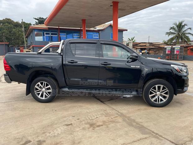 Toyota Hilux 2017 Black · Photo 4